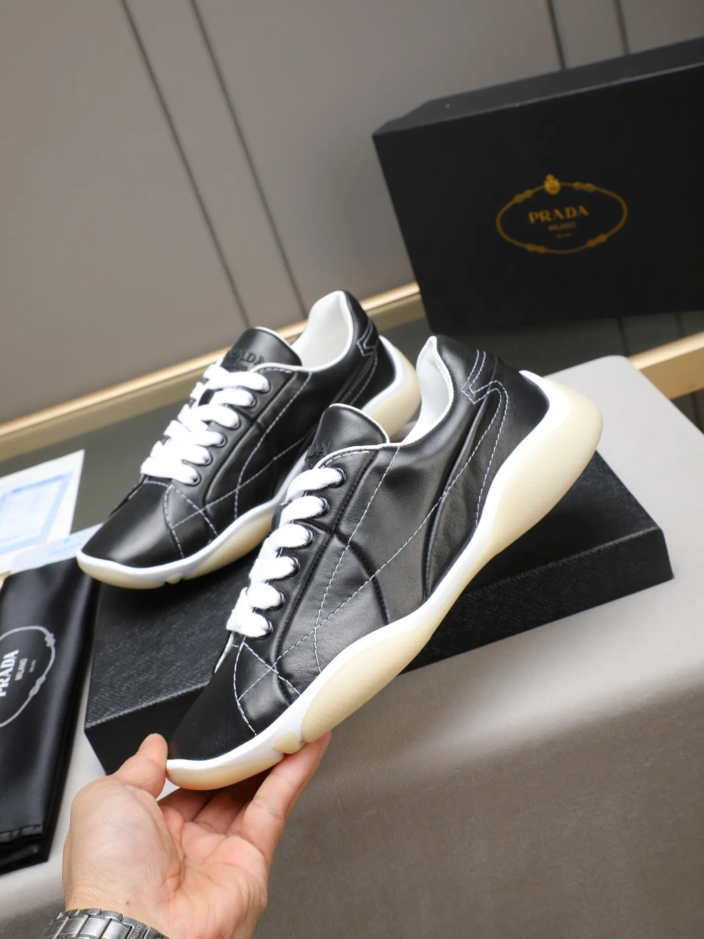 Men's Men's Shoes 💰700 Prada/Prada 1:1 men's casual shoes combine comfort with sophisticated and innovative design. The latest model features a sporty silhouette with visible topstitching that echoes the dynamic lines of the original. Inspired by driving shoes, this sneaker uses a soft and even cow upper, with a light and flexible rubber sole with a concave and convex pattern pattern, giving the sneaker a light appearance and smoothness. The upper is equipped with sports-style stitching, the tongue and laces are injection molded with Epoxy logo, sheep lining and cow foot pads, TPU ultra-light outsole, the upper foot is soft and comfortable, light and breathable! Code:38-39-40-41-42-43-44 (45 customized)
